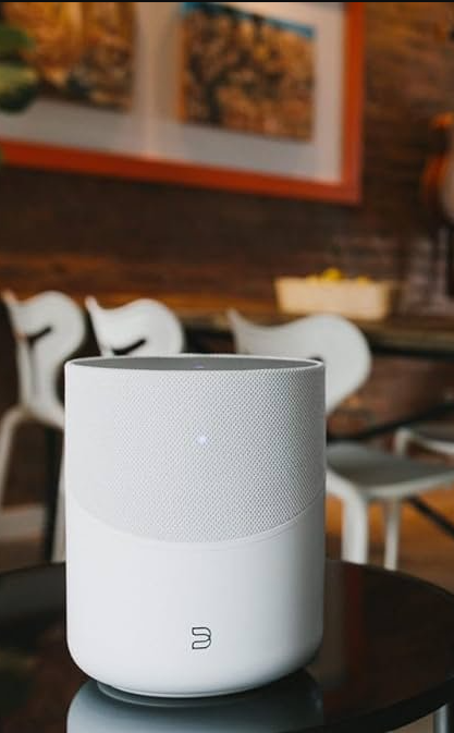 Coluna Bluesound num espaço comercial